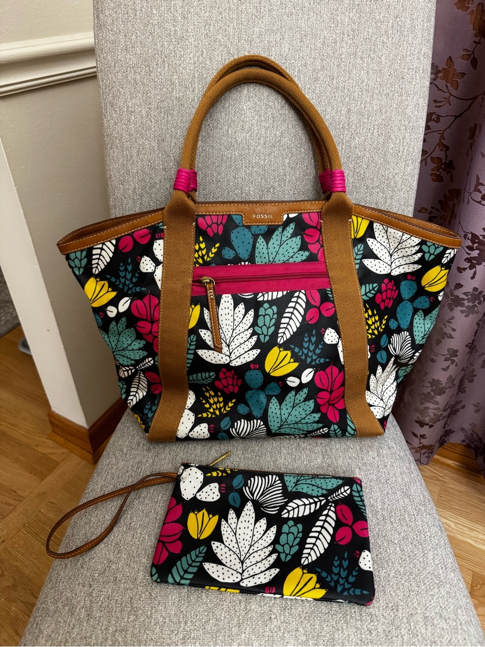 FOSSIL Eliza Beach Tote - Dark Floral with matching wallet Great condition Large